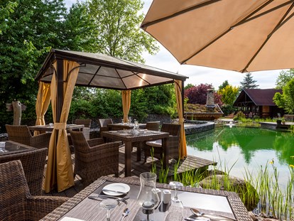 Luxusurlaub - Pools: Innenpool - Außenterrasse des Restaurant Schlossteichstuben  - Wellnesshotel Seeschlösschen - Privat-SPA & Naturresort