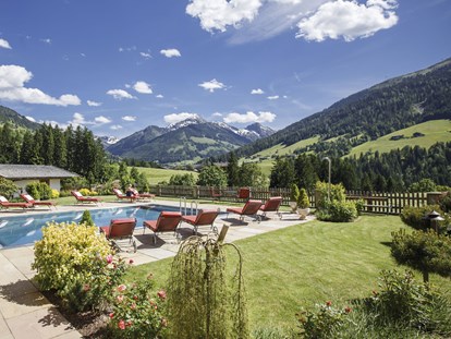 Luxusurlaub - Tiroler Unterland - Panoramagarten mit ganzjährig beheiztem Außenpool und Traum-Ausblick - Alpbacherhof****s - Mountain & Spa Resort