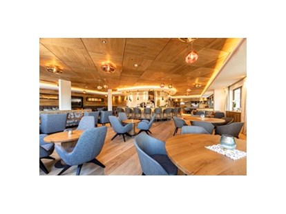 Luxusurlaub - Tirol - Gemütliche, lichtdurchflutete Bar an der Sonnenseite des Hotels - ein wahres Herzstück des Hauses - Alpbacherhof****s - Mountain & Spa Resort