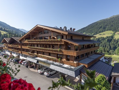 Luxusurlaub - Tirol - Hotel Außenansicht Sommer - Alpbacherhof****s - Mountain & Spa Resort