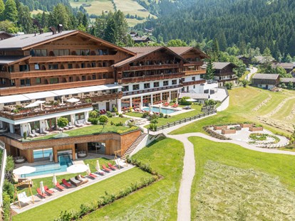 Luxusurlaub - Tirol - Südansicht mit fantastischer Gartenanlage und atemberaubendem Ausblick - Alpbacherhof****s - Mountain & Spa Resort