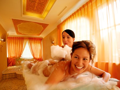 Luxusurlaub - Bar: Hotelbar - Massage - Wellness-, Golf- & Genießerhotel Salzburgerhof