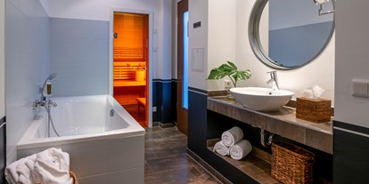 Luxusurlaub - Saunalandschaft: finnische Sauna - Brandenburg Nord - Suite - Precise Resort Hafendorf Rheinsberg