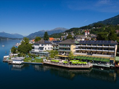 Luxusurlaub - Umgebungsschwerpunkt: Berg - Österreich - Hausansicht im Sommer - Seeglück Hotel Forelle