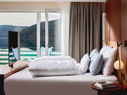 Luxusurlaub - Pools: Innenpool - Seeboden - Ausblick vom Bett auf den See - Seeglück Hotel Forelle