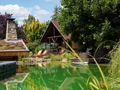 Luxusurlaub - Pools: Außenpool nicht beheizt - Deutschland - Schwimmteich im Hotelgarten - Wellnesshotel Seeschlösschen - Privat-SPA & Naturresort