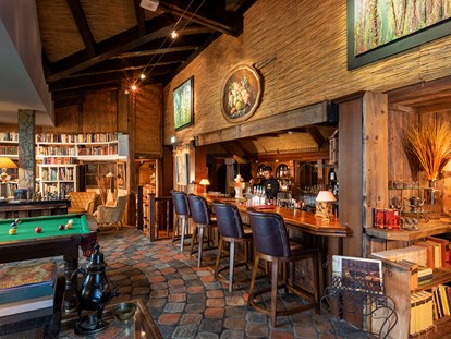 Luxusurlaub - Bar: Cocktailbar - Oberlausitz - Lounge & Bar mit Billard und Bibliothek - Wellnesshotel Seeschlösschen - Privat-SPA & Naturresort