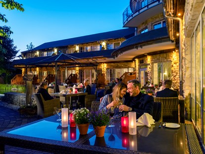 Luxusurlaub - Saunalandschaft: finnische Sauna - Deutschland - Dinner auf der Terrasse des Restaurant Schlossteichstuben - Wellnesshotel Seeschlösschen - Privat-SPA & Naturresort