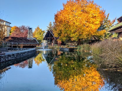 Luxusurlaub - Saunalandschaft: Biosauna - Oberlausitz - Herbstatmosphäre am Schlossteich - Wellnesshotel Seeschlösschen - Privat-SPA & Naturresort