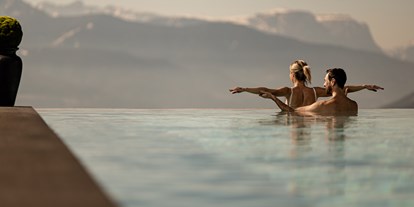 Luxusurlaub - Pools: Außenpool beheizt - Trentino-Südtirol - Infinitypool Hotel Südtirol - Panoramahotel Huberhof****s
