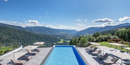 Luxusurlaub - Restaurant: Gourmetrestaurant - Obereggen (Trentino-Südtirol) - Panoramahotel Huberhof Infinity Pool - Panoramahotel Huberhof****s