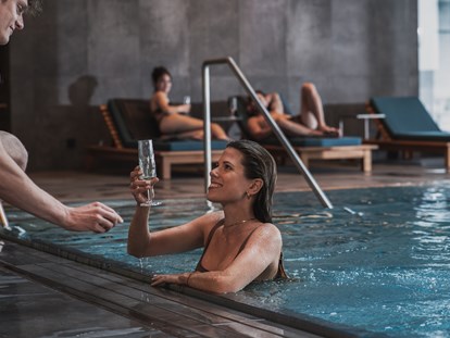 Luxusurlaub - Saunalandschaft: finnische Sauna - Frauenkirchen - Innenpool - Scheiblhofer The Resort