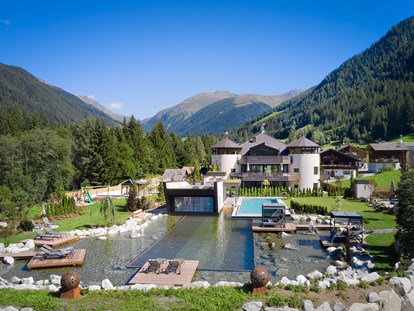Luxusurlaub - Pools: Schwimmteich - St. Kassian in Abtei - Fontis Luxury Spa Lodge