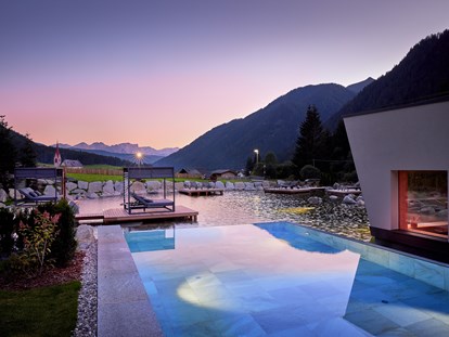 Luxusurlaub - Saunalandschaft: Außensauna - Gsies - Fontis Luxury Spa Lodge