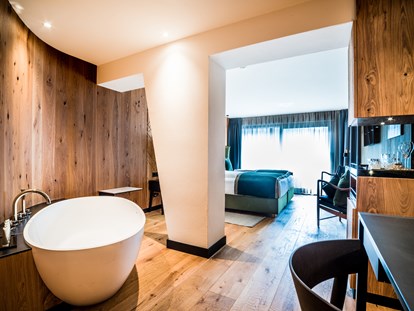 Luxusurlaub - Bar: Hotelbar - Superior Zimmer - Granbaita Dolomites
