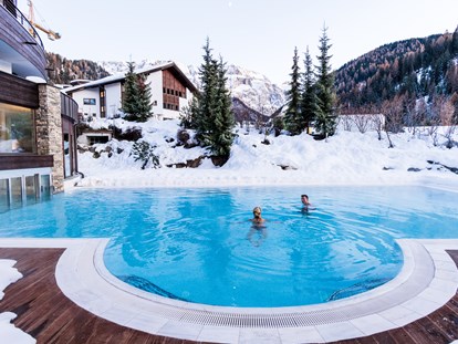 Luxusurlaub - Bar: Hotelbar - Dorf Tirol bei Meran - Schwimmbad Außen - Granbaita Dolomites