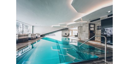 Luxusurlaub - Saunalandschaft: finnische Sauna - Lech - Infinity Pool mit Pistenblick - Elizabeth Arthotel