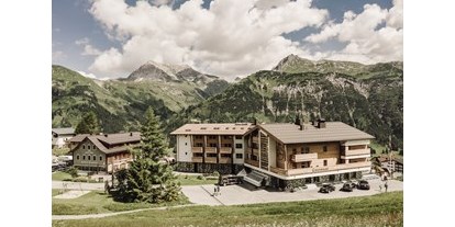 Luxusurlaub - Bar: Hotelbar - St. Anton am Arlberg - Außenansicht Sommer - Hotel Goldener Berg