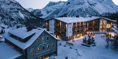 Luxusurlaub - Wellnessbereich - Ischgl - Außenansicht Winter - Hotel Goldener Berg