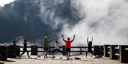 Luxusurlaub - Wellnessbereich - Ischgl - Yoga auf der Sonnenterrasse - Hotel Goldener Berg