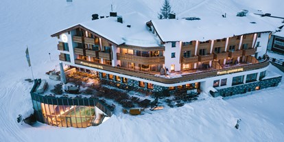 Luxusurlaub - Saunalandschaft: finnische Sauna - Scuol - Außenansicht Winter - Hotel Goldener Berg