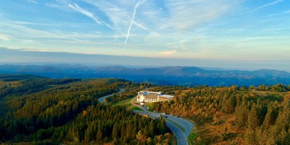 Luxusurlaub - Ladestation Elektroauto - Schwarzwald - Luftaufnahme Hotel - Wellness- & Nationalpark Hotel Schliffkopf