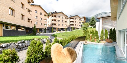 Luxusurlaub - Hotel-Schwerpunkt: Luxus & Wellness - Alpenregion Bludenz - Aussenpool - DAS SCHÄFER im Biosphärenpark - Grosses Walsertal