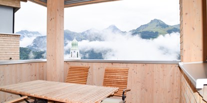 Luxusurlaub - Hotel-Schwerpunkt: Luxus & Wellness - Davos Dorf - Terasse/Suiten - DAS SCHÄFER im Biosphärenpark - Grosses Walsertal