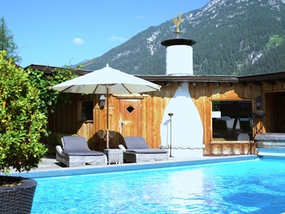 Luxusurlaub - Pools: Innenpool - Neustift im Stubaital - Außenpool mit Blick auf die Sauna ©Staudacherhof - Staudacherhof