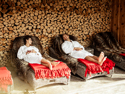 Luxusurlaub - Saunalandschaft: finnische Sauna - Entspannung vor der Holzwand ©Staudacherhof - Staudacherhof