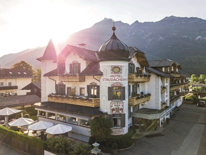 Luxusurlaub - Umgebungsschwerpunkt: Berg - Bad Bayersoien - Außenansicht Hotel Staudacherhof © Staudacherhof | Wolfgang Ehn - Staudacherhof