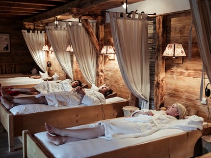 Luxusurlaub - Sauna - Die "Stille Alm" im Staudacherhof - Ruhebereich mit Wasserbetten, Heilheu, Musikstationen und Kaminfeuer - Staudacherhof