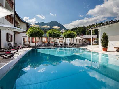 Luxusurlaub - Pools: Innenpool - Leogang - Ganzjährig beheiztes Freibad - Alm- & Wellnesshotel Alpenhof****s