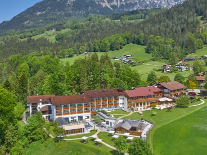 Luxusurlaub - Saunalandschaft: Biosauna - Oberbayern - Alpenhof im Sommer - Alm- & Wellnesshotel Alpenhof****s