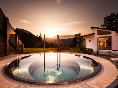 Luxusurlaub - Saunalandschaft: Außensauna - Hof bei Salzburg - Sonnenuntergang im Whirlpool  - Alm- & Wellnesshotel Alpenhof****s