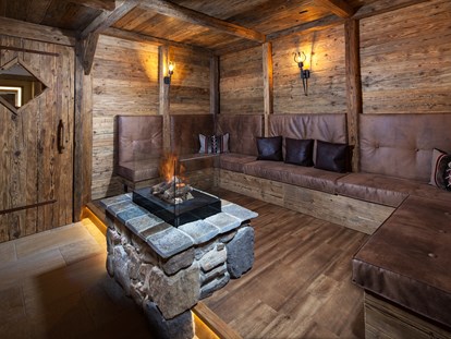 Luxusurlaub - Saunalandschaft: finnische Sauna - Deutschland - Kaminlounge im SPA - Alm- & Wellnesshotel Alpenhof****s