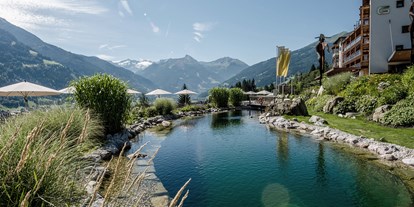 Luxusurlaub - Pools: Infinity Pool - Großarl - Naturbadeteich DAS.GOLDBERG - Das Goldberg