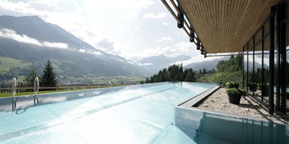 Luxusurlaub - Pools: Schwimmteich - Leogang - Pool mit Aussicht Sommer DAS.GOLDBERG - Das Goldberg
