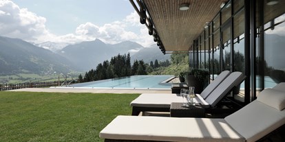 Luxusurlaub - Saunalandschaft: Außensauna - Kaprun - Pool mit Ausblick Sommer DAS.GOLDBERG - Das Goldberg