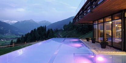 Luxusurlaub - Umgebungsschwerpunkt: Berg - Österreich - Pool mit Ausblick Sommer Abend DAS.GOLDBERG - Das Goldberg