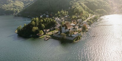 Luxusurlaub - Saunalandschaft: Infrarotkabine - Oberösterreich - Blick auf die Veranstaltungshalbinsel Traunkirchen - Seehotel Das Traunsee****s
