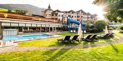 Luxusurlaub - Tirol - der außenpool mit dem unserem großzügigen garten  - Dolomiten Residenz****s Sporthotel Sillian