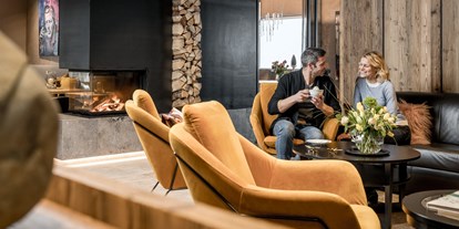 Luxusurlaub - Hotel-Schwerpunkt: Luxus & Wellness - Engadin - Hotellobby mit Kamin - Alpin Art & Spa Hotel Naudererhof