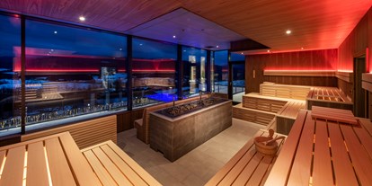 Luxusurlaub - Bar: Poolbar - Bayerischer Wald - Panorama-Event-Sauna mit einem herrlichen Blick auf Lamer Winkel - Hotel Sonnenhof Lam im Bayerischen Wald