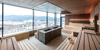 Luxusurlaub - Hotel-Schwerpunkt: Luxus & Familie - Bodenmais - Panorama-Event-Sauna mit einem herrlichen Blick  - Hotel Sonnenhof Lam im Bayerischen Wald