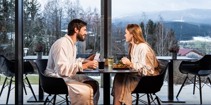 Luxusurlaub - Restaurant: vorhanden - Bodenmais - Poolbar "Tonis Bistro" - Hotel Sonnenhof Lam im Bayerischen Wald