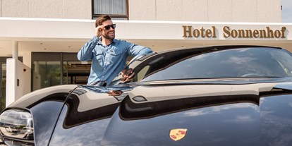 Luxusurlaub - Bettgrößen: Doppelbett - Bodenmais - Mieten Sie den Porsche Taycan Turbo und spüren Sie die Freiheit! - Hotel Sonnenhof Lam im Bayerischen Wald