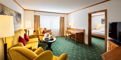Luxusurlaub - Umgebungsschwerpunkt: See - Lam - Suite mit einem Schlafzimmer und einem Wohnzimmer und zwei Bädern. - Hotel Sonnenhof Lam im Bayerischen Wald