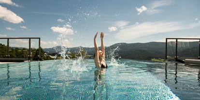 Luxusurlaub - Pools: Außenpool beheizt - Lam - Im 25 Meter langen Inifinity Pool schwimmt man quasi dem Lamer Winkel entgegen. - Hotel Sonnenhof Lam im Bayerischen Wald