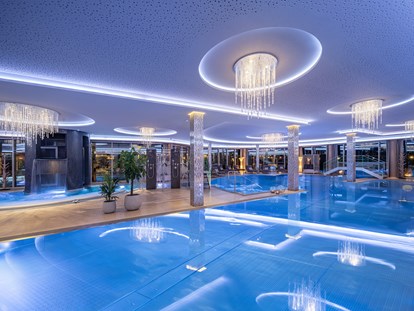 Luxusurlaub - Bettgrößen: Doppelbett - 20 m Indoorbecken mit Attraktionspools und Wasserfallturm - 5-Sterne Wellness- & Sporthotel Jagdhof